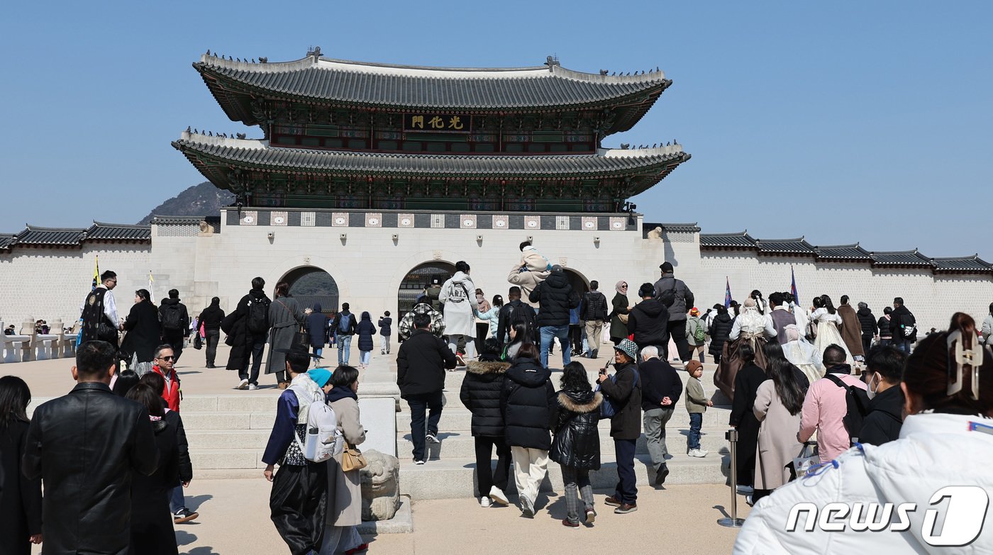 낮 기온이 점차 오르며 봄 날씨를 보인 10일 오후 시민들과 관광객들이 서울 광화문을 통해 경복궁으로 향하고 있다. 2024.3.10/뉴스1 ⓒ News1 박지혜 기자