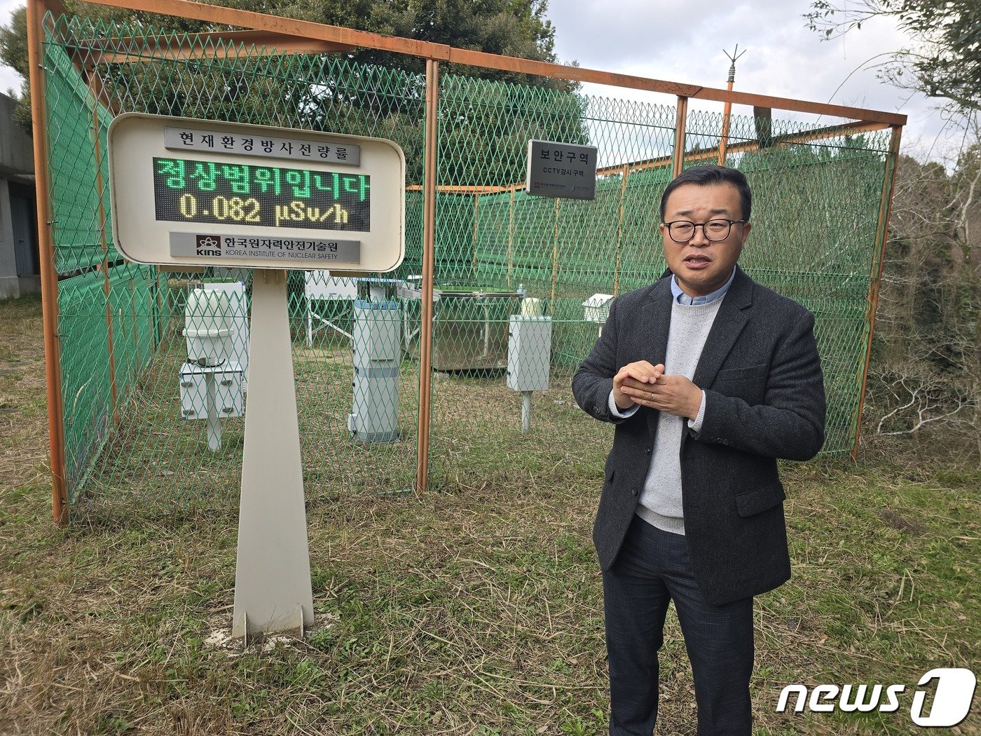 정만희 제주대학교 교수가 7일 제주대에 설치된 방사능 감시 시설 앞에서 언론을 대상으로 설명하고 있다. 2024.03.10 ⓒ 뉴스1 김승준 기자