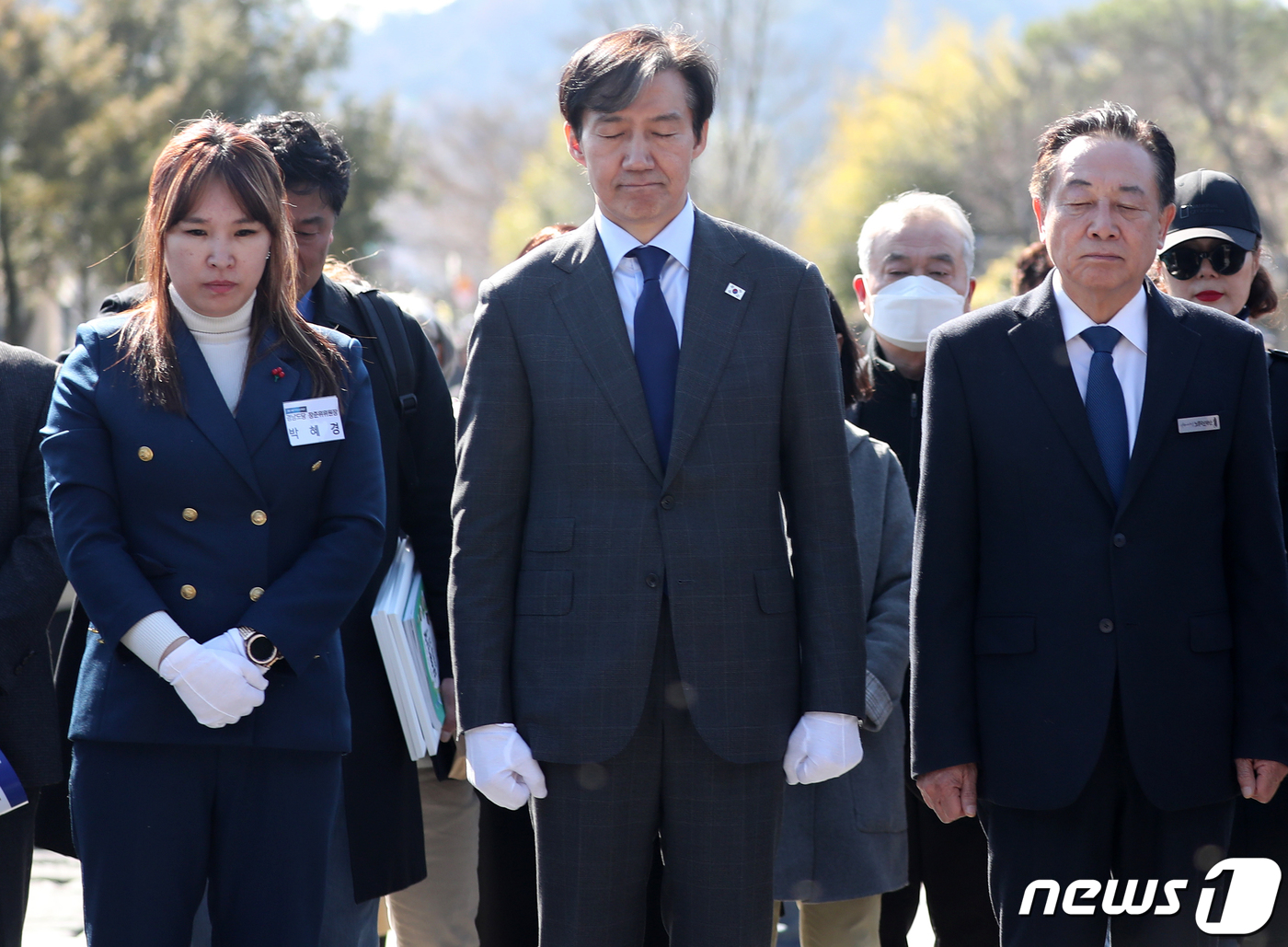 (김해=뉴스1) 윤일지 기자 = 조국 조국혁신당 대표가 10일 오후 경남 김해시 진영읍 봉하마을을 찾아 고 노무현 전 대통령 묘역을 참배하고 있다. 2024.3.10/뉴스1