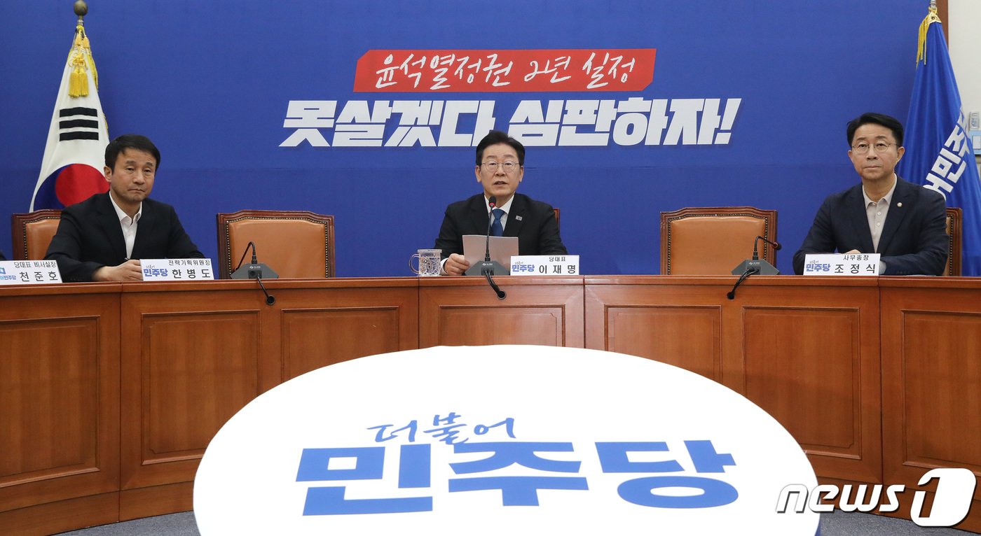 본문 이미지 - 이재명 더불어민주당 대표가 22대 총선을 한 달여 앞둔 10일 서울 여의도 국회에서 기자회견을 갖고 총선에 임하는 각오와 총선 전략 등을 밝히고 있다. 2024.3.10/뉴스1 ⓒ News1 임세영 기자
