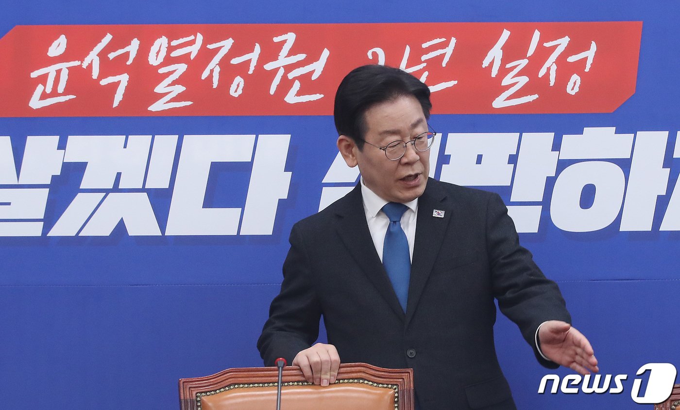 본문 이미지 - 이재명 더불어민주당 대표가 22대 총선을 한 달여 앞둔 10일 서울 여의도 국회에서 기자회견에 나서고 있다. 2024.3.10/뉴스1 ⓒ News1 임세영 기자