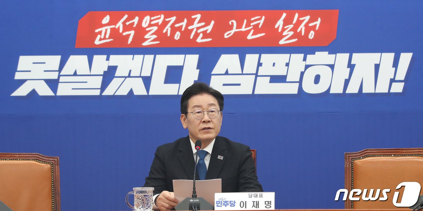 본문 이미지 - 이재명 더불어민주당 대표가 22대 총선을 한 달여 앞둔 10일 서울 여의도 국회에서 기자회견을 갖고 총선에 임하는 각오와 총선 전략 등을 밝히고 있다. 2024.3.10/뉴스1 ⓒ News1 임세영 기자