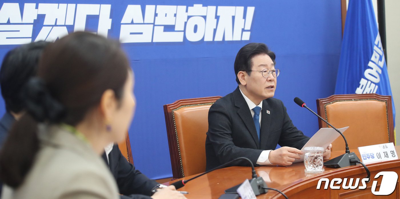 본문 이미지 - 이재명 더불어민주당 대표가 22대 총선을 한 달여 앞둔 10일 서울 여의도 국회에서 기자회견을 갖고 총선에 임하는 각오와 총선 전략 등을 밝히고 있다. 2024.3.10/뉴스1 ⓒ News1 임세영 기자