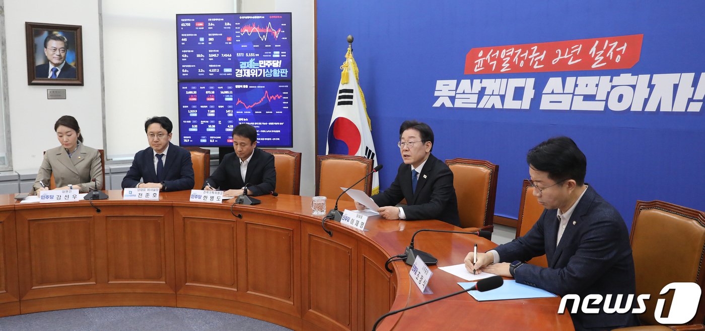 본문 이미지 - 이재명 더불어민주당 대표가 22대 총선을 한 달여 앞둔 10일 서울 여의도 국회에서 기자회견을 갖고 총선에 임하는 각오와 총선 전략 등을 밝히고 있다. 2024.3.10/뉴스1 ⓒ News1 임세영 기자