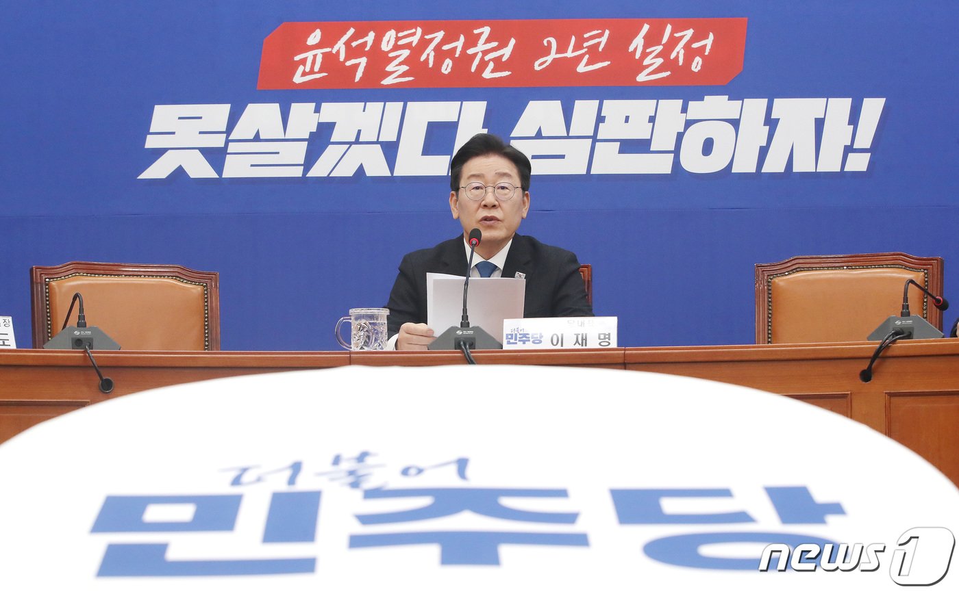 본문 이미지 - 이재명 더불어민주당 대표가 22대 총선을 한 달여 앞둔 10일 서울 여의도 국회에서 기자회견을 갖고 총선에 임하는 각오와 총선 전략 등을 밝히고 있다. 2024.3.10/뉴스1 ⓒ News1 임세영 기자