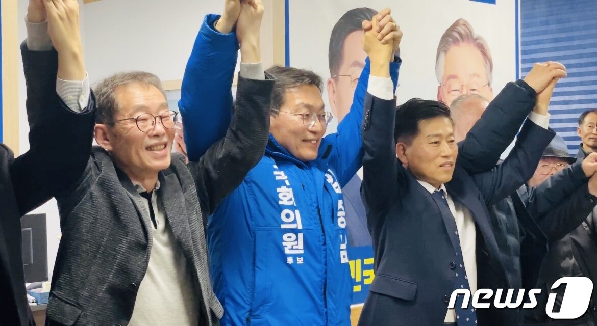 본문 이미지 - 김중남 22대 총선 강릉선거구 더불어민주당 예비후보가 9일 오후 강원 강릉시 옥천동에 마련한 선거사무소에서 열린 개소식에서 지지자들과 각오를 다지고 있다.(김중남 예비후보 선거사무소 제공) 2024.3.9/뉴스1