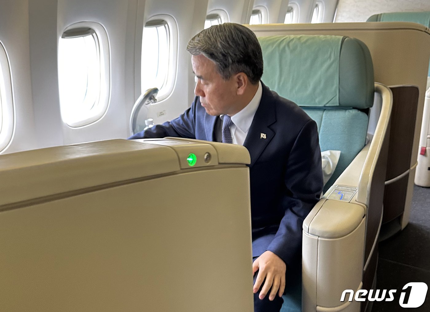 본문 이미지 - 채 상병 순직 사건에 대한 해병대 수사 과정에서 외압 의혹을 받고 있는 이종섭 주호주 대사가 10일 부임지로 출국할 것으로 알려졌다. 이 대사는 이날 저녁 인천국제공항을 통해 호주 브리즈번으로 향하는 항공편에 탑승할 것으로 전해졌다. 지난해 6월 2일 오전 아시아안보회의(샹그릴라 대화)에 참석하기 위해 출국하는 모습. (뉴스1 DB) 2024.3.10/뉴스1