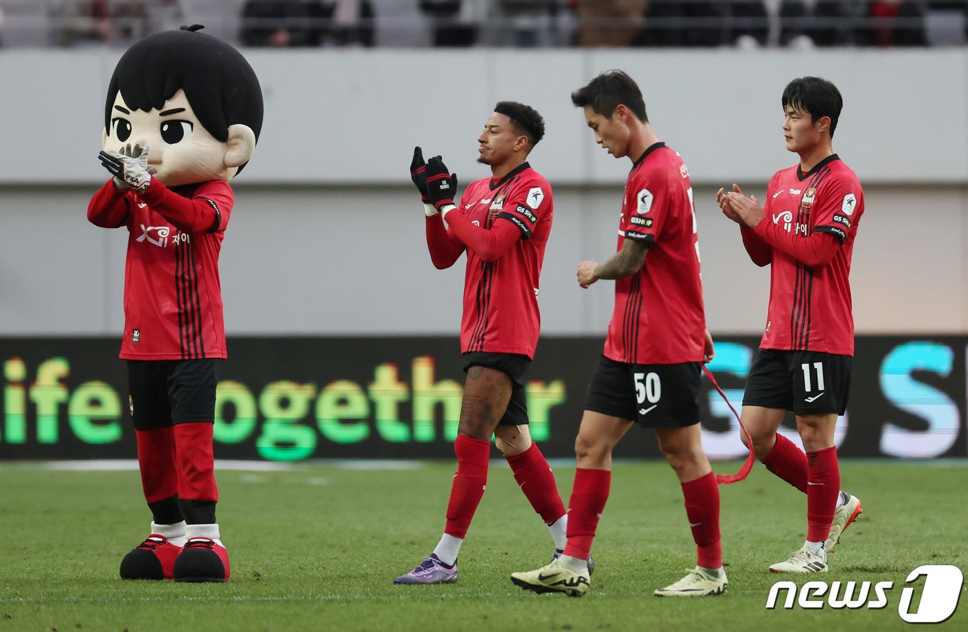 본문 이미지 - 10일 오후 서울 마포구 월드컵경기장에서 열린 '하나은행 K리그1' 2024 2라운드 FC서울과 인천 유나이티드의 경기에서 무승부를 거둔 서울 린가드를 비롯한 선수들이 아쉬워하고 있다. 2024.3.10/뉴스1 ⓒ News1 김민지 기자
