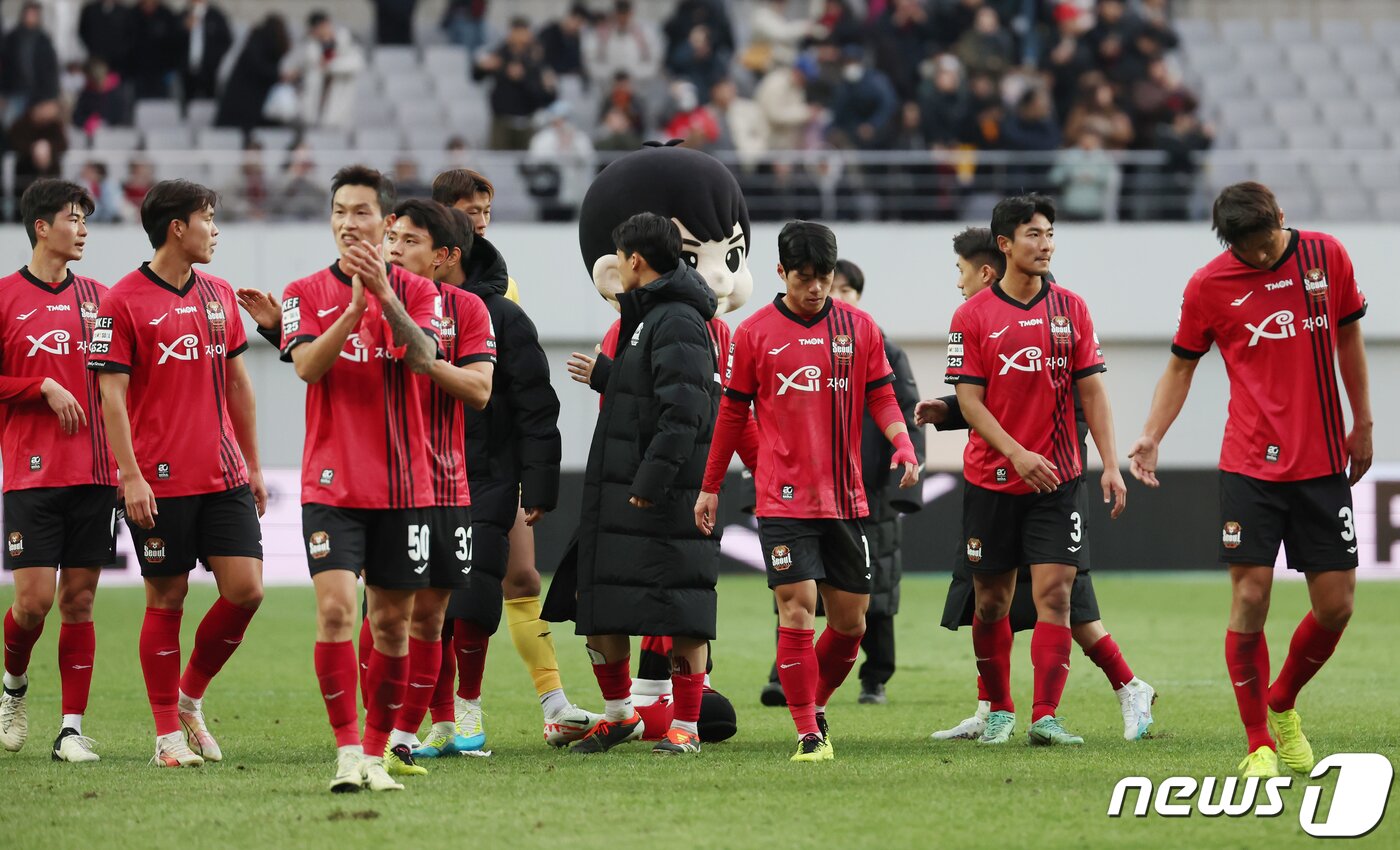 본문 이미지 - 10일 오후 서울 마포구 월드컵경기장에서 열린 '하나은행 K리그1' 2024 2라운드 FC서울과 인천 유나이티드의 경기에서 무승부를 거둔 서울 선수들이 아쉬워하고 있다. 2024.3.10/뉴스1 ⓒ News1 김민지 기자