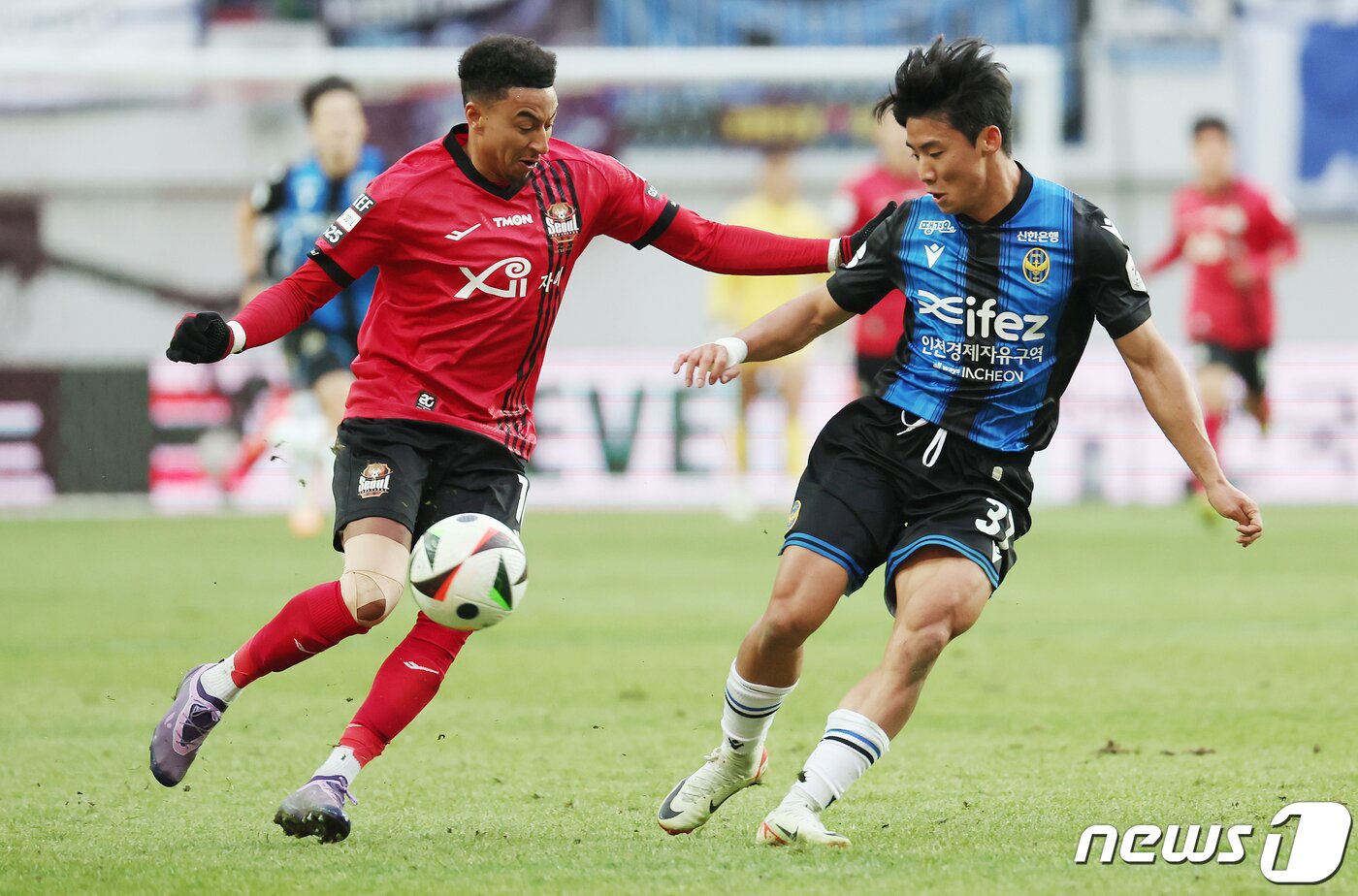 본문 이미지 - 10일 오후 서울 마포구 월드컵경기장에서 열린 '하나은행 K리그1' 2024 2라운드 FC서울과 인천 유나이티드의 경기에서 서울 린가드와 인천 홍시후가 볼 경합을 하고 있다. 2024.3.10/뉴스1 ⓒ News1 김민지 기자
