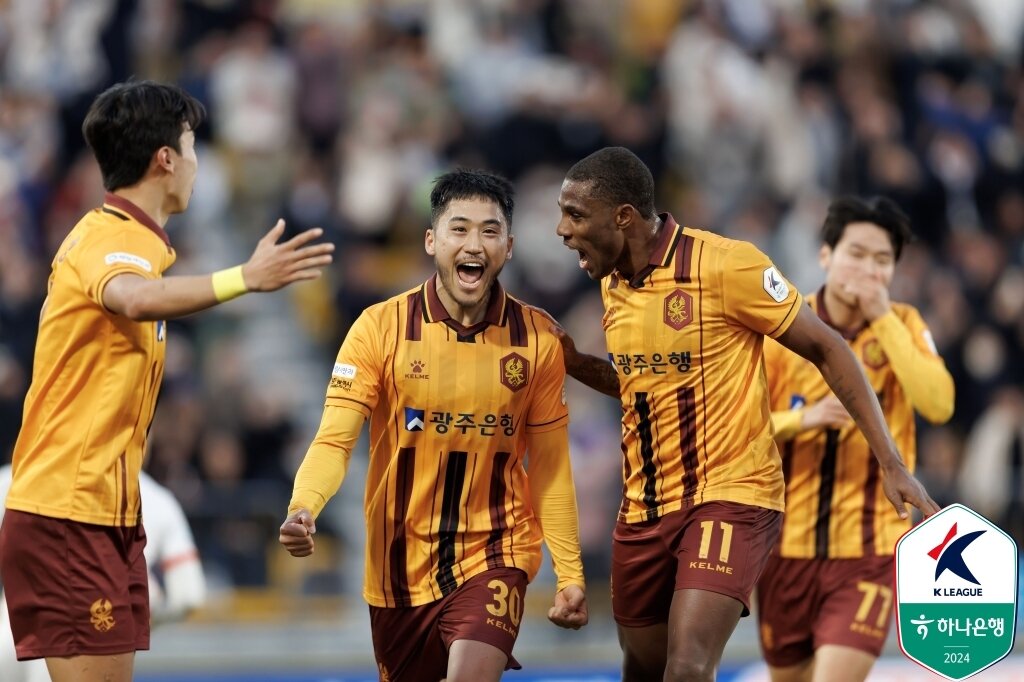 본문 이미지 - 개막 후 2연승으로 1위에 오른 광주FC(한국프로축구연맹 제공)