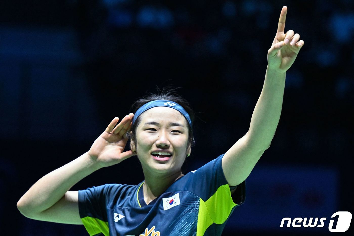 본문 이미지 - 10일&#40;현지 시간&#41; 파리 포르테 드 라 샤펠레 아레나에서 2024년 파리 올림픽 테스트 이벤트이기도 한 프랑스 오픈 배드민턴 여자 단식 결승전에서 한국의 안세영 선수가 일본의 아카네 야마구치 선수를 상대로 승리한 후 세리머니를 하고 있다. ⓒ AFP=뉴스1