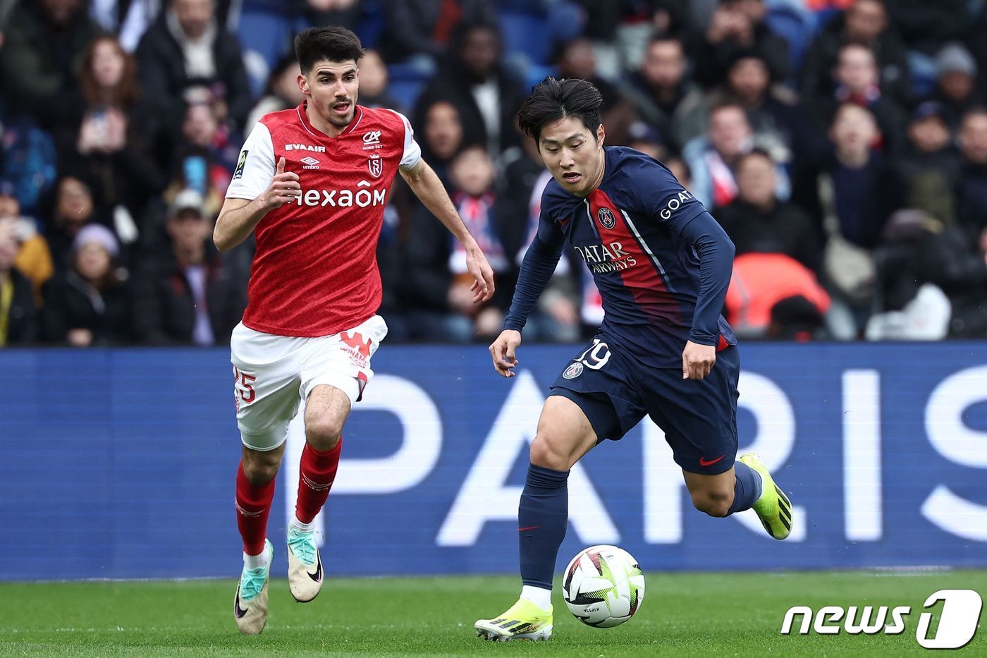 본문 이미지 - 10일(현지 시간) 프랑스 파리의 파리 생제르맹(PSG)과 스타드 드 랭스의 프랑스 L1 축구 경기 도중 파리 생제르맹의 이강인이 랭스의 벨기에 수비수 티보 드 스메와 공을 다투고 있다. ⓒ AFP=뉴스1