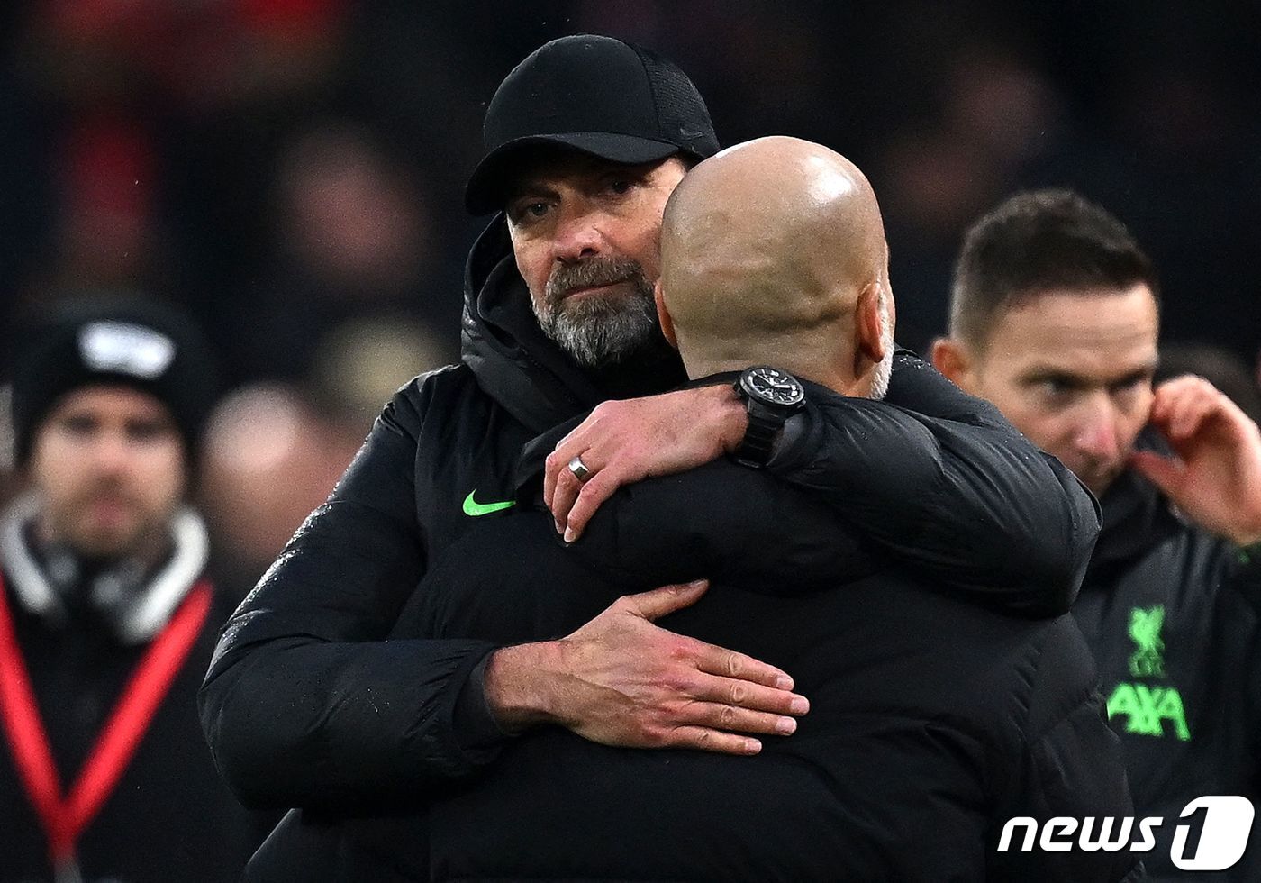 본문 이미지 - 경기 후 펩 과르디올라 맨시티 감독과 포옹하는 위르겐 클롭 리버풀 감독. ⓒ AFP=뉴스1