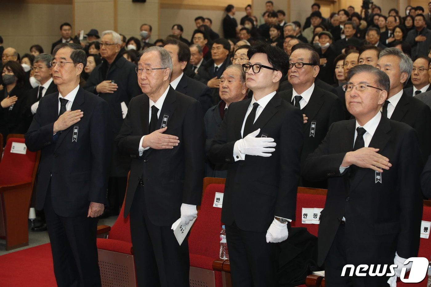 한덕수 국무총리와 한동훈 국민의힘 비대위원장 등 참석자들이 11일 오전 서울 동작구 국립서울현충원 현충관에서 엄수된 김영삼 전 대통령의 부인 고 손명순 여사의 영결식에서 국민의례를 하고 있다. 2024.3.11/뉴스1 ⓒ News1 이광호 기자