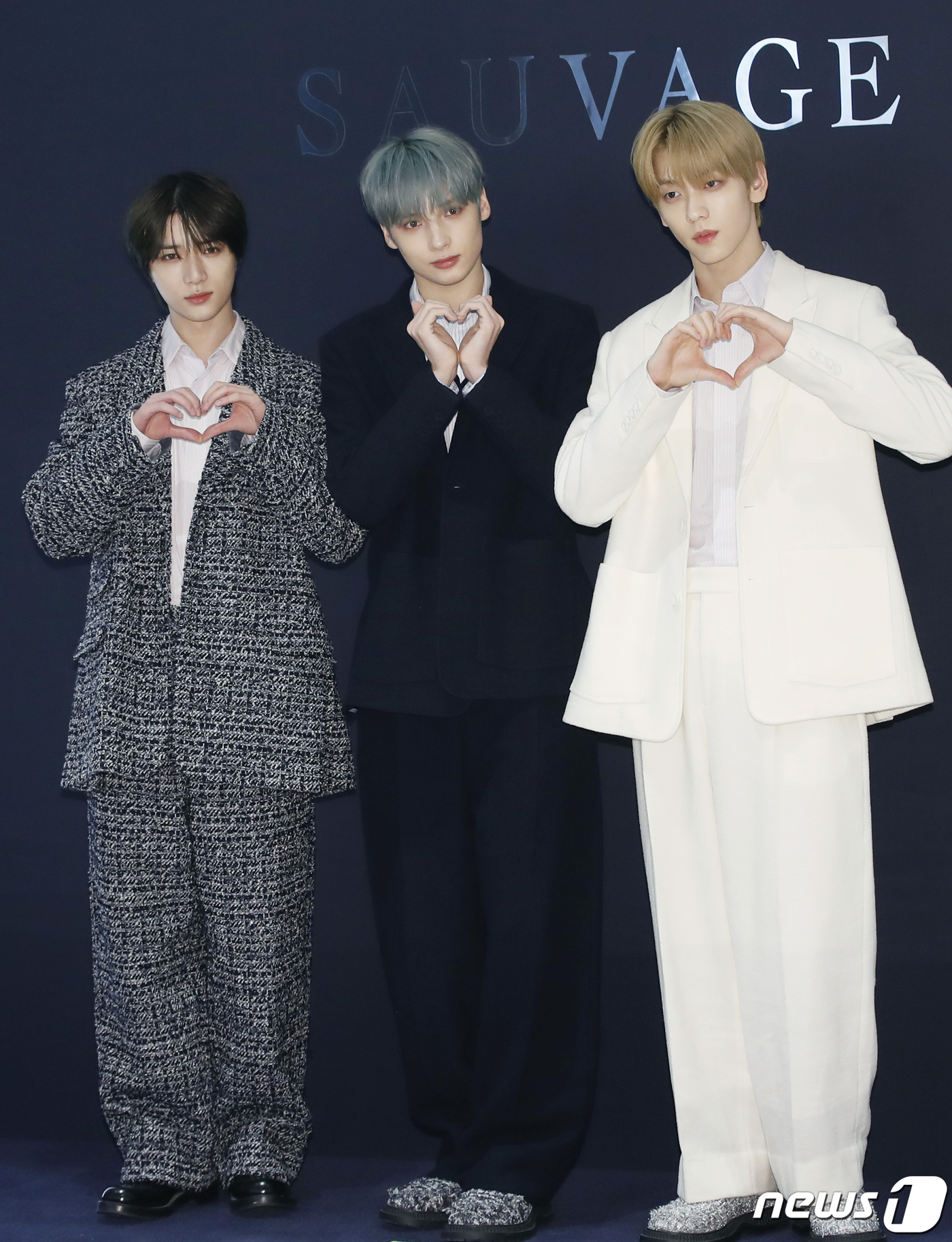 (서울=뉴스1) 권현진 기자 = 그룹 투모로우바이투게더(TXT) 범규(왼쪽부터)와 연준, 태현이 11일 서울 오전 송파구 롯데월드몰에서 열린 디올 포토콜에서 포즈를 취하고 있다. …