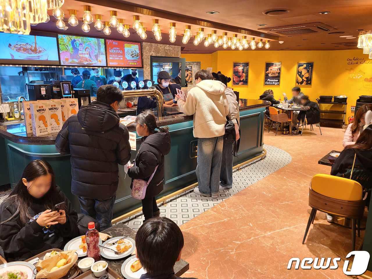 본문 이미지 - BBQ가 서울 랜드마크, 롯데월드 어드벤처 매직아일랜드에 오픈한 BBQ 잠실롯데월드점,(제너시스BBQ 제공)