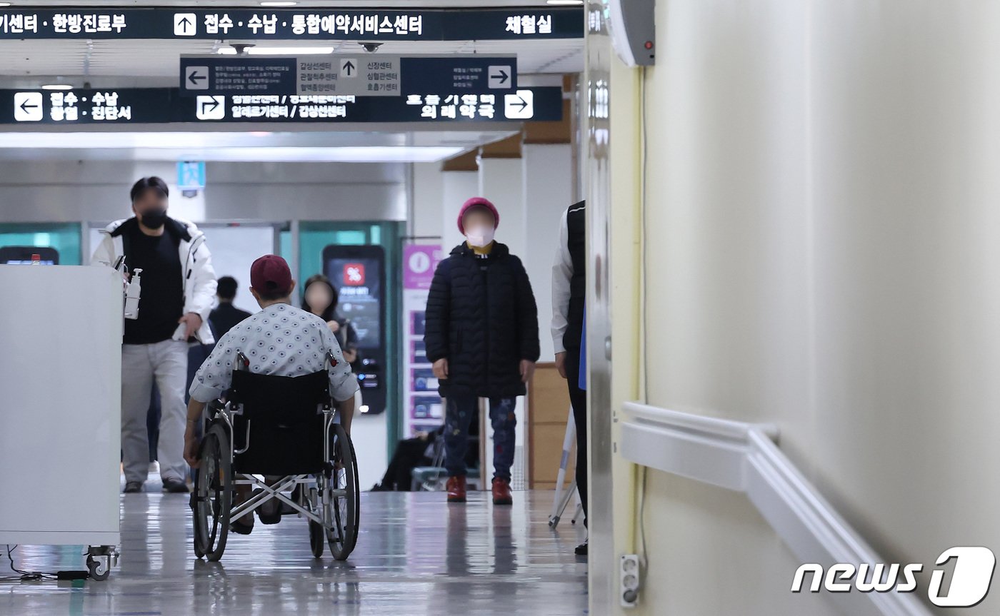 본문 이미지 - 전공의 집단 이탈 사태가 4주 차로 접어든 11일 오전 서울 국립중앙의료원에서 환자들이 이동하고 있다. 2024.3.11/뉴스1 ⓒ News1 김민지 기자