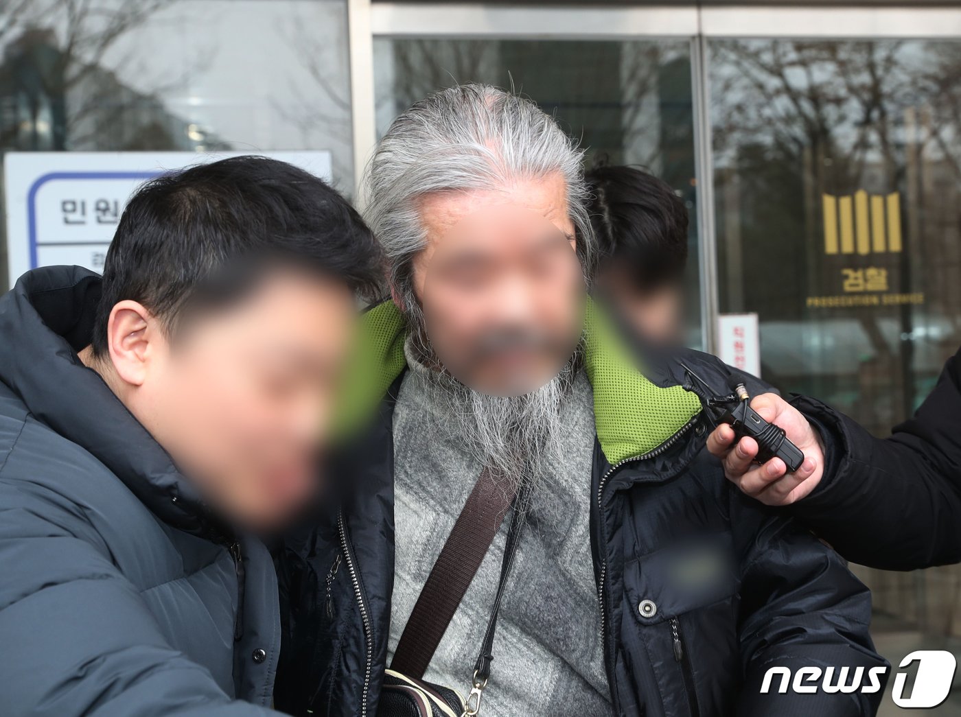 본문 이미지 - 전자장치 부착 등에 관한 법률 위반 혐의로 불구속 기소된 아동성범죄자 조두순이 11일 오전 경기 안산시 단원구 수원지방검찰청 안산지청에서 첫 공판을 마친 뒤 나오고 있다.  2024.3.11/뉴스1 ⓒ News1 김영운 기자