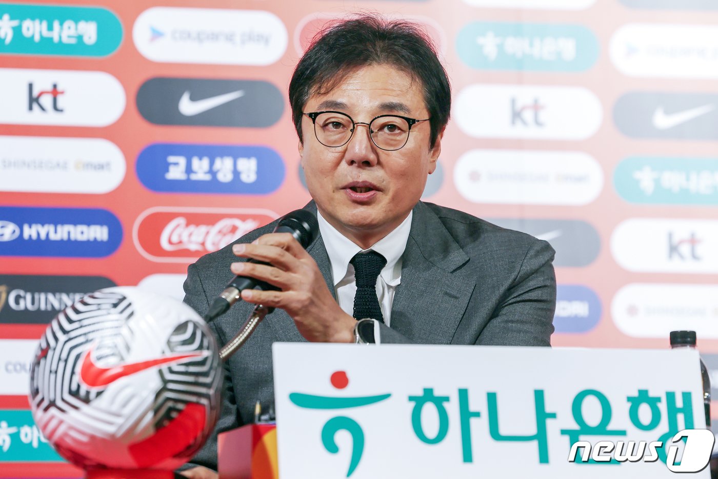 본문 이미지 - 황선홍 축구 국가대표팀 임시 감독이 11일 오전 서울 종로구 축구회관에서 2026 북중미 월드컵 아시아 2차예선 C조 3·4차전에 출전할 선수 명단을 발표하고 있다.  2024.3.11/뉴스1 ⓒ News1 민경석 기자