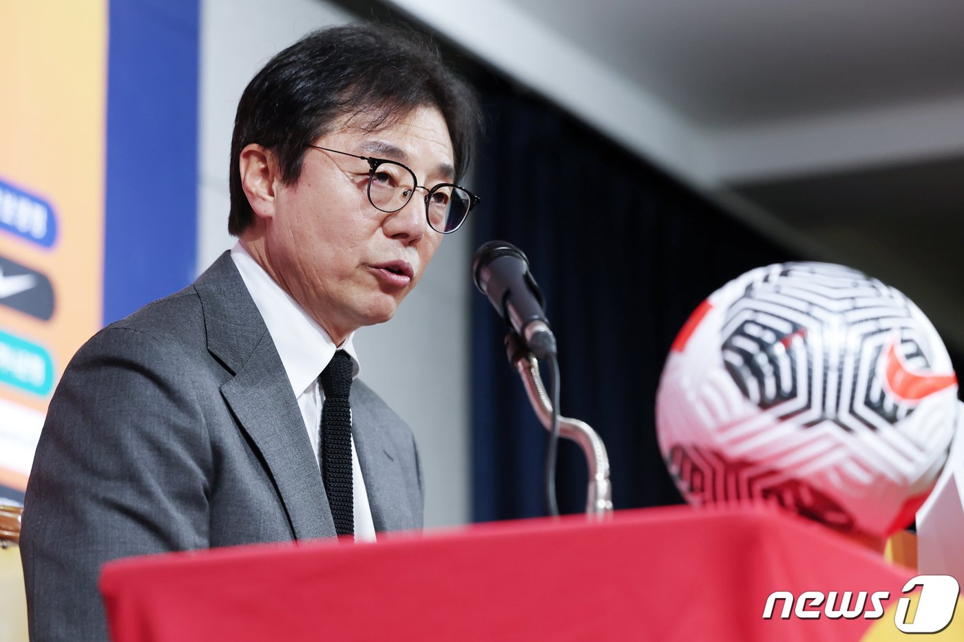 본문 이미지 - 황선홍 축구 국가대표팀 임시 감독이 11일 오전 서울 종로구 축구회관에서 2026 북중미 월드컵 아시아 2차예선 C조 3·4차전에 출전할 선수 명단을 발표하고 있다.  2024.3.11/뉴스1 ⓒ News1 민경석 기자