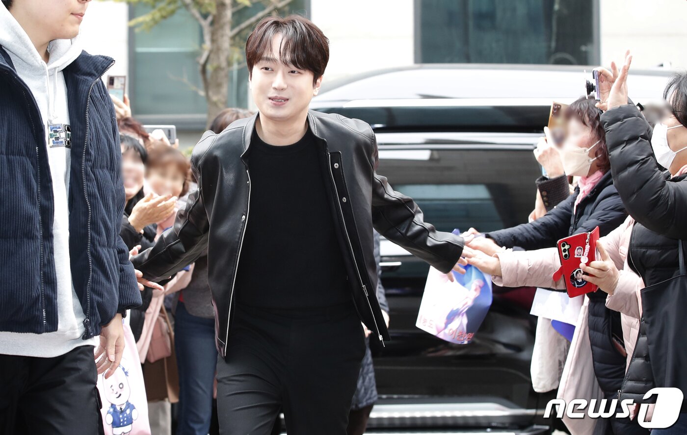 이찬원, 어머니 팬들 손 터치 하며 행복한 출근길