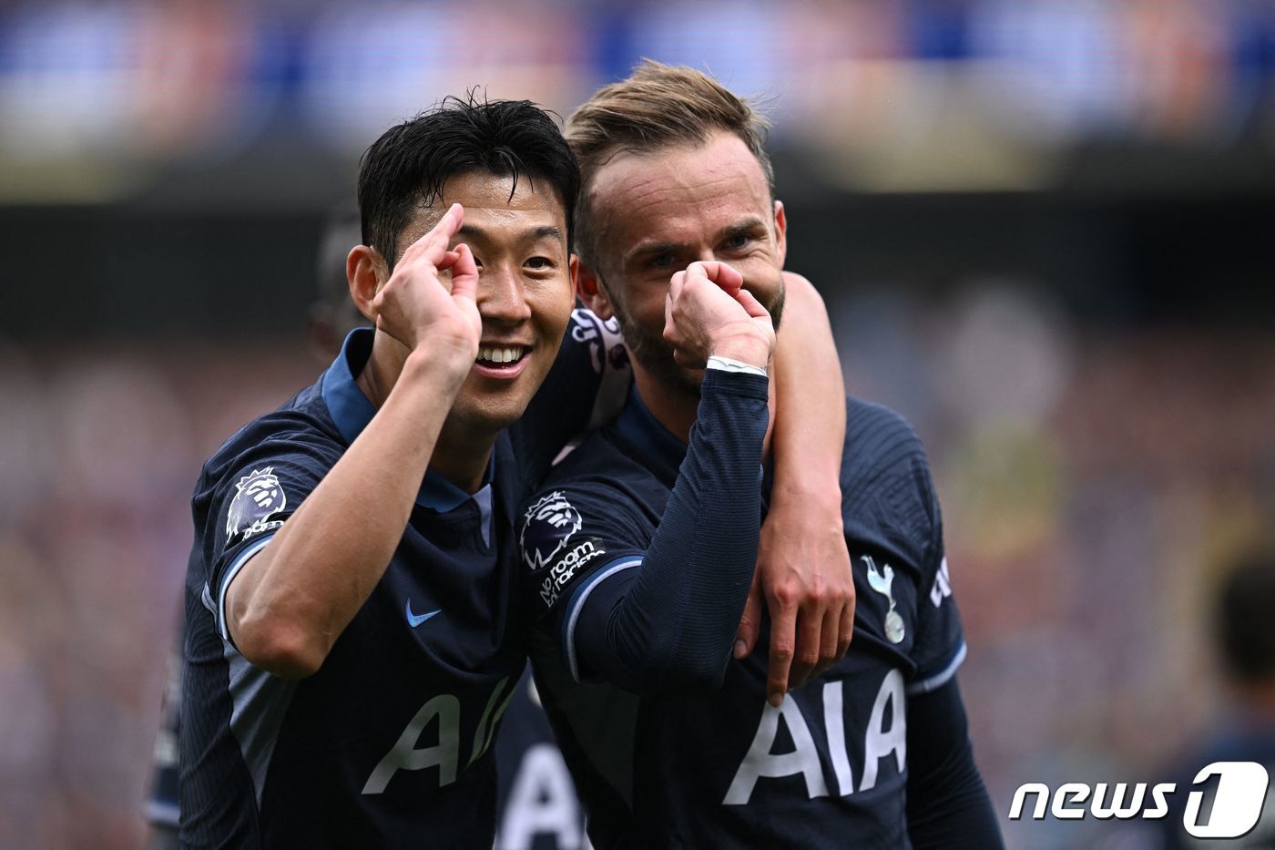 본문 이미지 - 토트넘 홋스퍼의 손흥민(왼쪽)과 제임스 매디슨(오른쪽)이 함께 골 세리머니를 하고 있다.ⓒ AFP=뉴스1