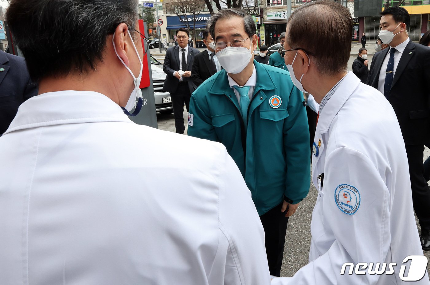 한덕수 국무총리가 11일 서울 영등포구 명지성모병원에서 의사집단행동 대비 현장점검을 위해 이동하며 의료진과 인사를 나누고 있다. 2024.3.11/뉴스1 ⓒ News1 이동해 기자