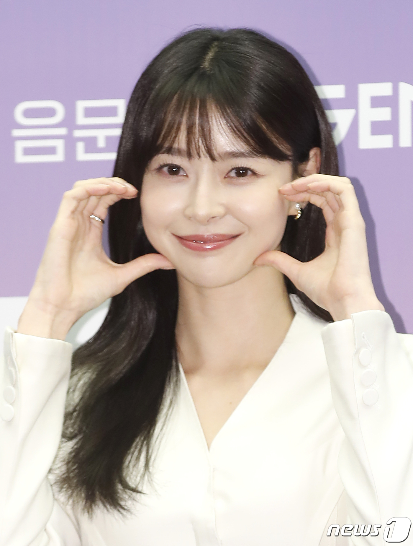 (서울=뉴스1) 권현진 기자 = 배우 권나라가 11일 오후 서울 마포구 스탠포드호텔코리아에서 열린 지니 TV 오리지널 '야한(夜限) 사진관'(연출 송현욱) 제작발표회에서 포즈를 취 …