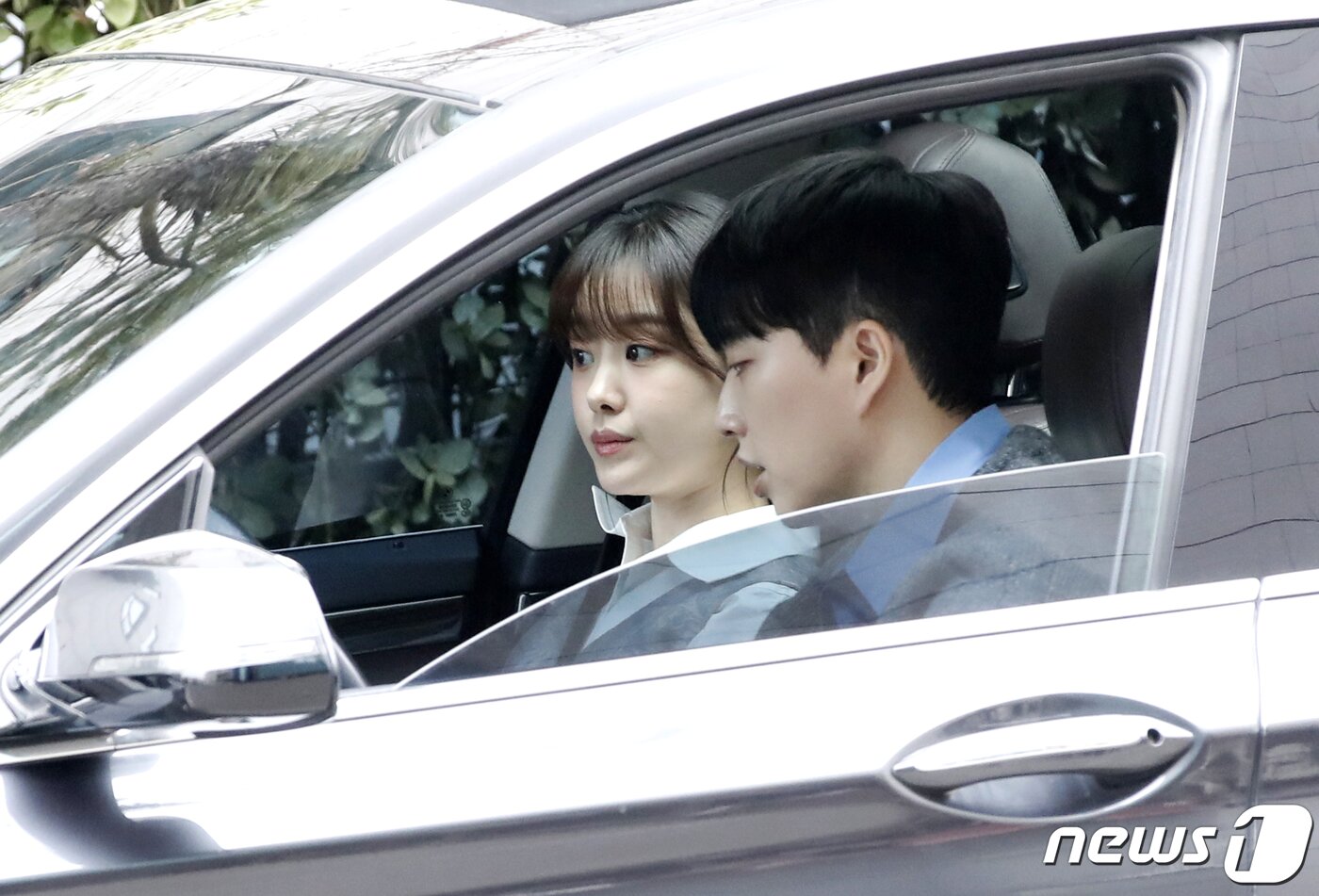 본문 이미지 - 가수 송지은과 유튜버 박위 커플이 ‘불후의 명곡’ 녹화를 위해 11일 서울 영등포구 KBS 신관에 도착해 주차를 하고 있다. 2024.3.11/뉴스1 ⓒ News1 권현진 기자