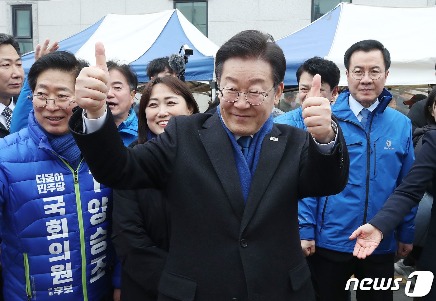 본문 이미지 - 이재명 더불어민주당 대표가 11일 충남 홍성군 홍성시장을 방문해 시민들에게 인사를 하고 있다. 2024.3.11/뉴스1 ⓒ News1 임세영 기자