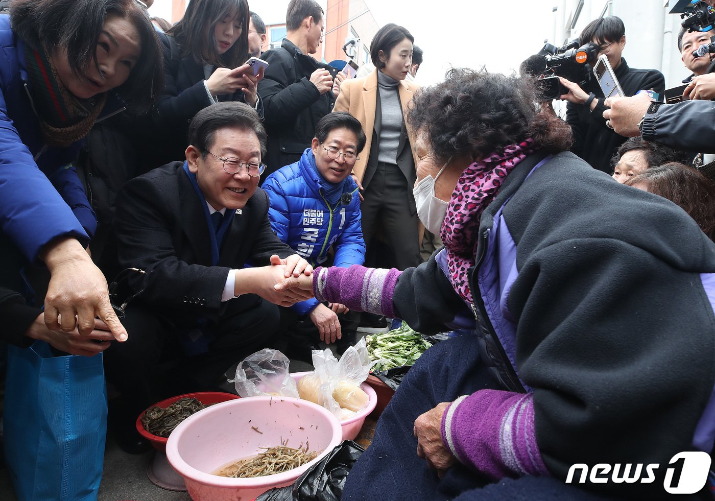 이재명 더불어민주당 대표가 11일 충남 홍성군 홍성시장을 방문해 시민들에게 인사를 하고 있다. 2024.3.11/뉴스1 ⓒ News1 임세영 기자