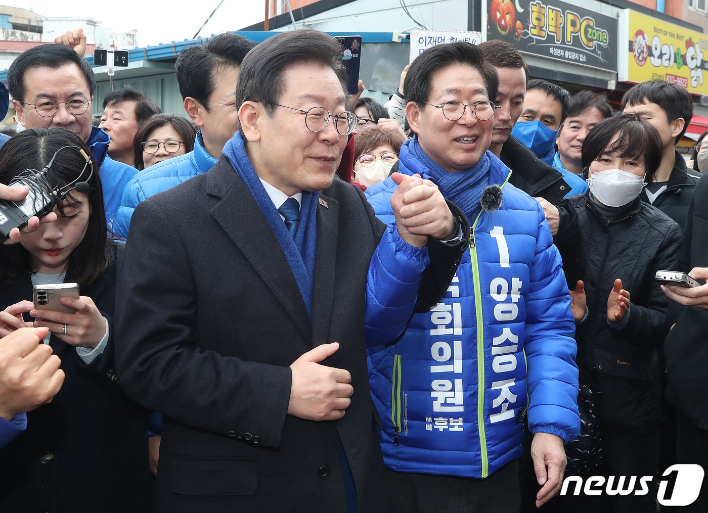 본문 이미지 - 이재명 더불어민주당 대표와 양승조 홍성·예산 국회의원 후보가 11일 충남 홍성군 홍성시장을 방문해 시민들에게 인사를 하고 있다. 2024.3.11/뉴스1 ⓒ News1 임세영 기자
