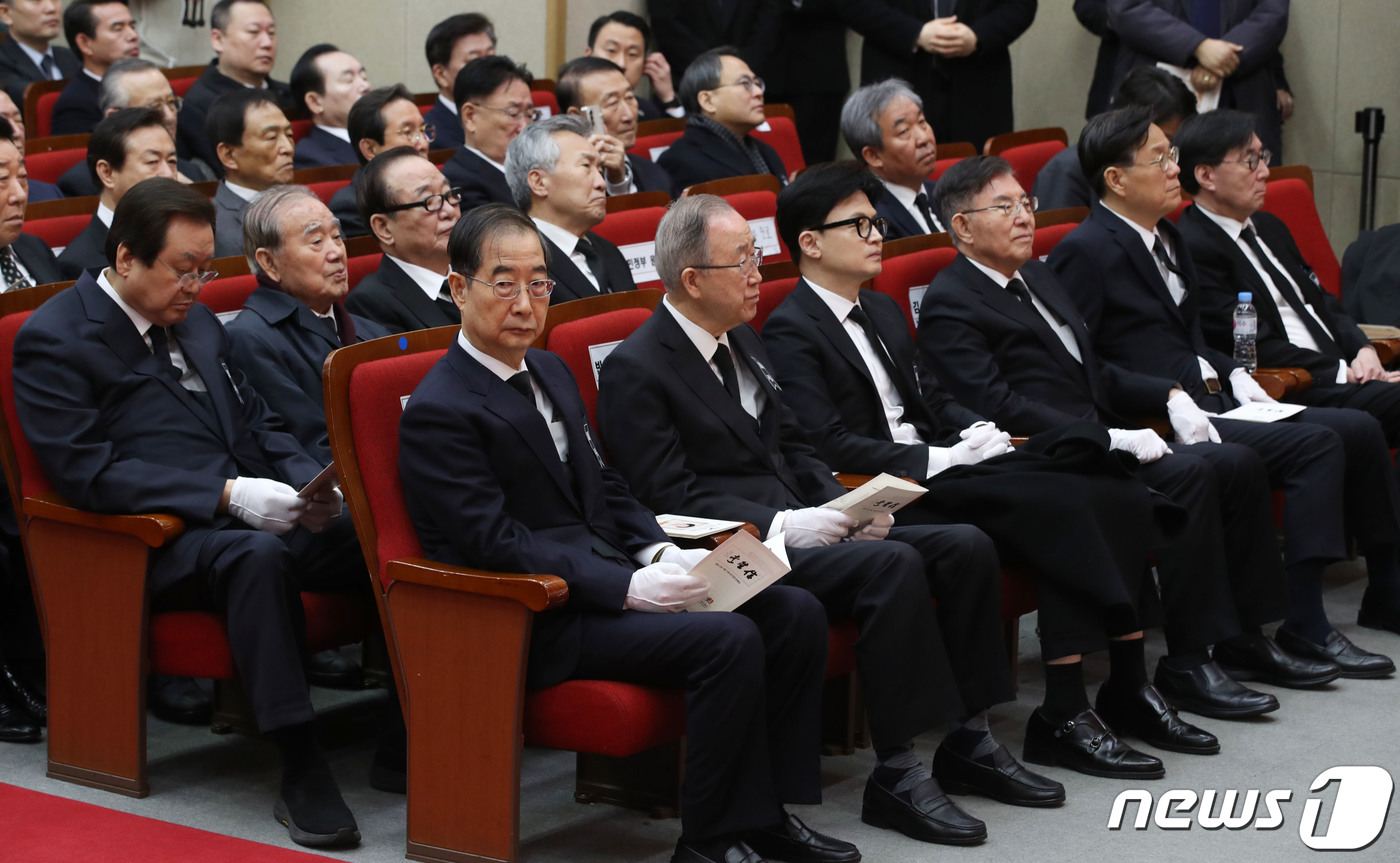 (서울=뉴스1) 이광호 기자 = 한덕수 국무총리와 반기문 전 유엔사무총장, 한동훈 국민의힘 비대위원장 등이 11일 오전 서울 동작구 국립서울현충원에서 엄수된 김영삼 전 대통령의 부 …