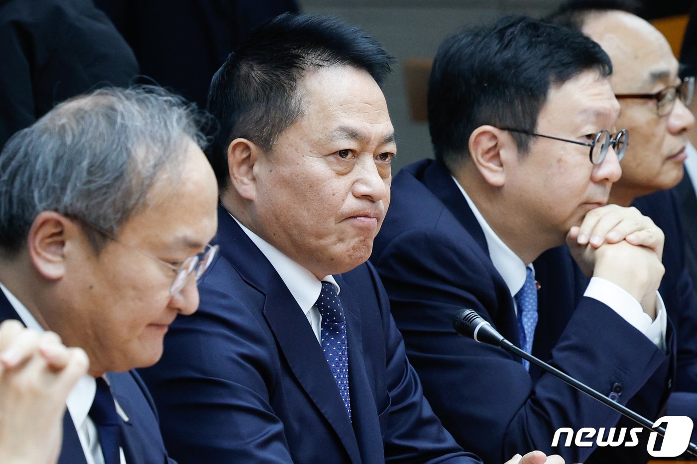 본문 이미지 - 이석희 SK온 대표이사(왼쪽부터), 최윤호 삼성 SDI 대표이사, 박진원 LG에너지솔루션 부사장이 11일 오후 서울 강남구 한국기술센터에서 열린 제3차 수출·현안 전략회의 '민·관 합동 배터리 얼라이언스'에 참석하고 있다. 2024.3.11/뉴스1 ⓒ News1 안은나 기자