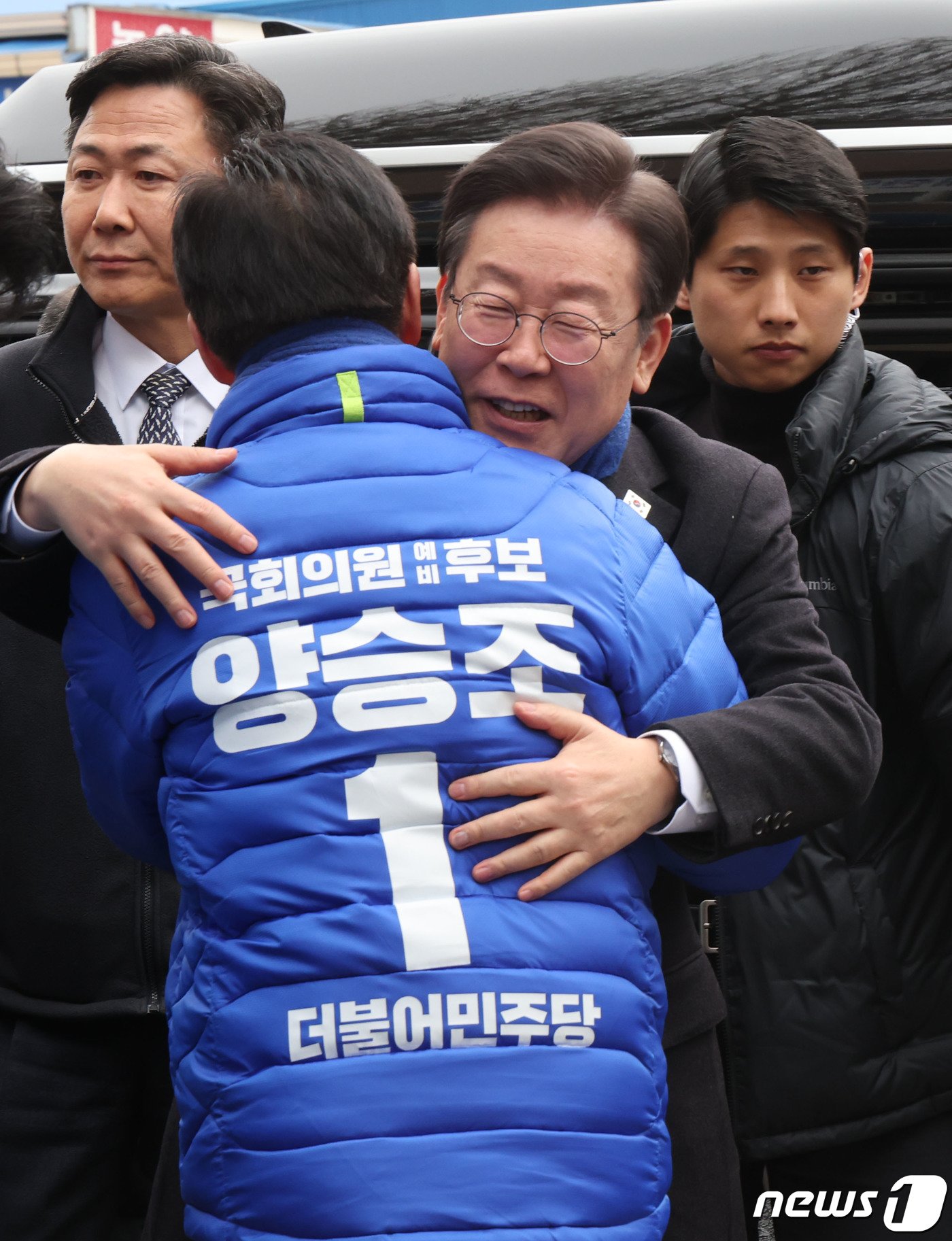 이재명 더불어민주당 대표가 11일 오후 충남 홍성군 홍성시장을 방문해 양승조 더불어민주당 예비후보와 인사하고 있다. &#40;공동취재&#41; 2024.3.11/뉴스1 ⓒ News1 임세영 기자