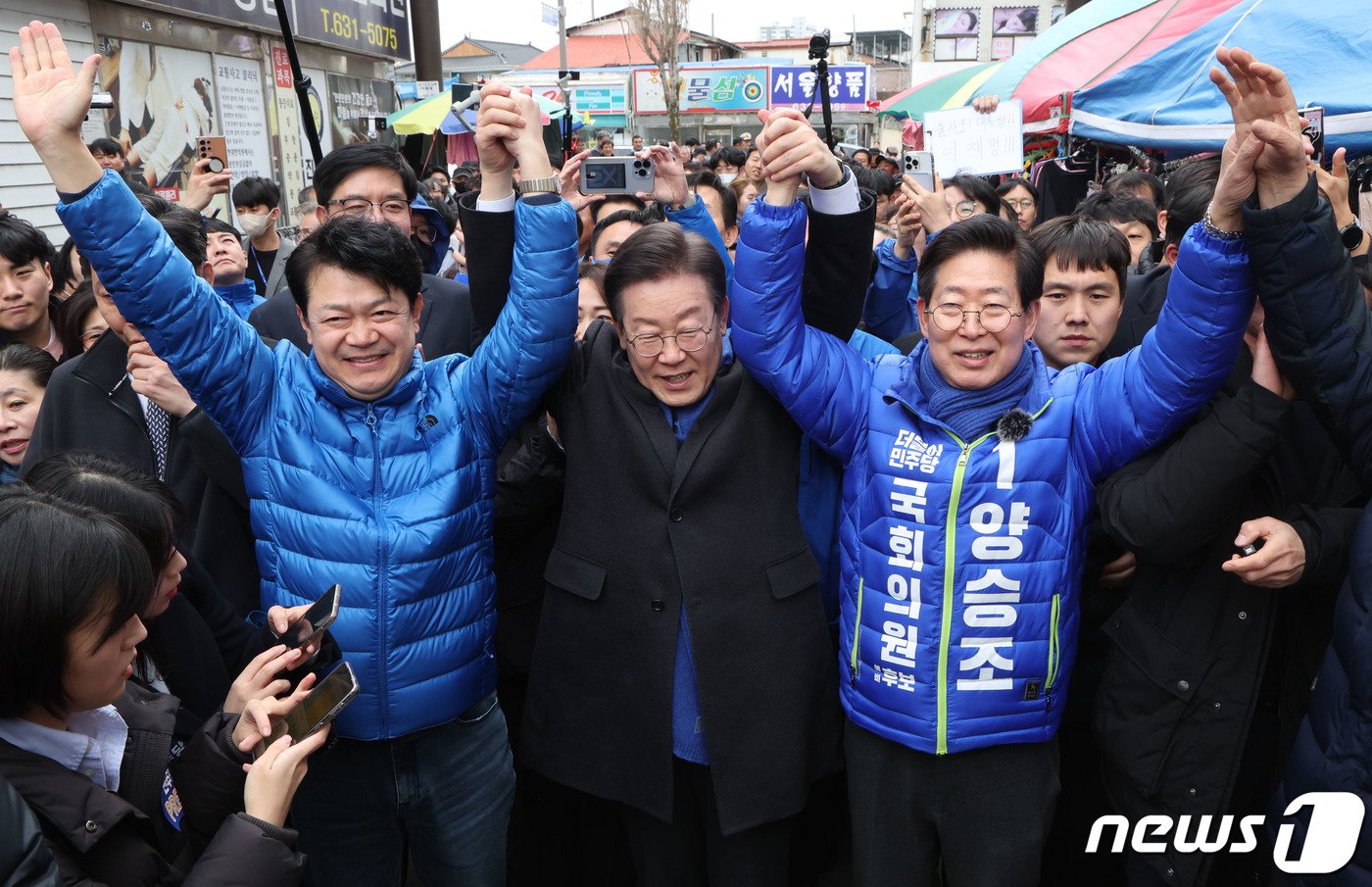 본문 이미지 - 이재명 더불어민주당 대표가 11일 오후 충남 홍성군 홍성시장을 방문해 양승조 더불어민주당 예비후보와 함께 시민들에게 인사하고 있다. (공동취재) 2024.3.11/뉴스1 ⓒ News1 임세영 기자