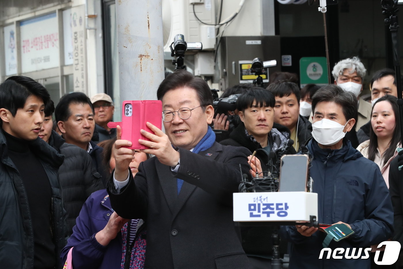본문 이미지 - 이재명 더불어민주당 대표가 11일 오후 충남 홍성군 홍성시장을 방문해 시민들과 셀카를 찍고 있다. (공동취재) 2024.3.11/뉴스1 ⓒ News1 임세영 기자