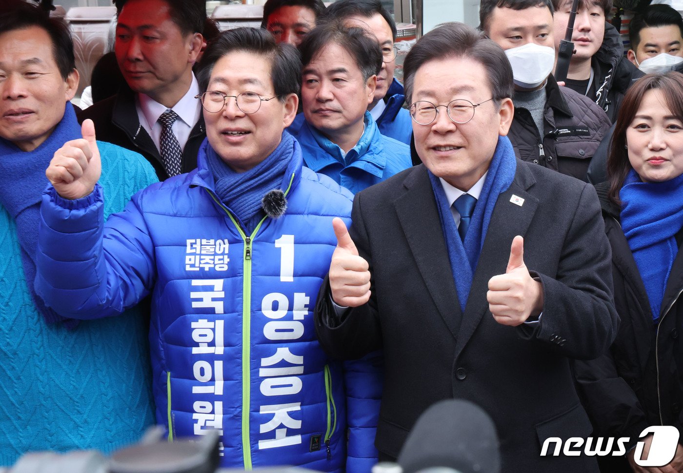 본문 이미지 - 이재명 더불어민주당 대표가 11일 오후 충남 홍성군 홍성시장을 방문해 양승조 더불어민주당 예비후보와 함께 시민들에게 인사하고 있다. (공동취재) 2024.3.11/뉴스1 ⓒ News1 임세영 기자