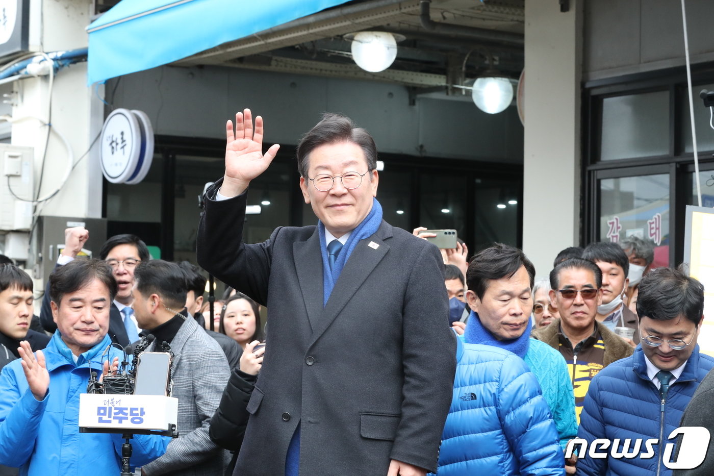 이재명 더불어민주당 대표가 11일 오후 충남 홍성군 홍성시장을 방문해 시민들에게 인사하고 있다. &#40;공동취재&#41; 2024.3.11/뉴스1 ⓒ News1 임세영 기자