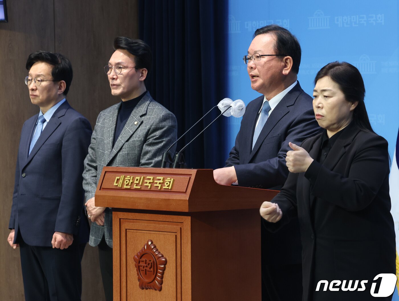 본문 이미지 - 김부겸 전 국무총리가 11일 오후 서울 여의도 국회 소통관에서 더불어민주당의 4·10 총선 선거대책위원회에 합류 기자회견을 하고 있다. 2024.3.11/뉴스1 ⓒ News1 송원영 기자