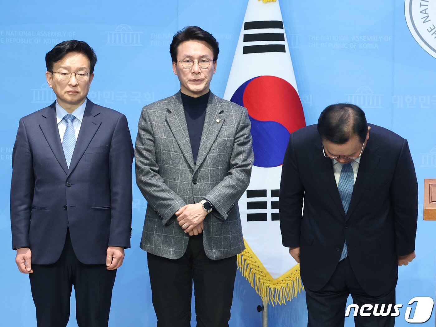 본문 이미지 - 김부겸 전 국무총리가 11일 오후 서울 여의도 국회 소통관에서 더불어민주당의 4·10 총선 선거대책위원회 합류 기자회견 도중 인사를 하고 있다. 2024.3.11/뉴스1 ⓒ News1 송원영 기자