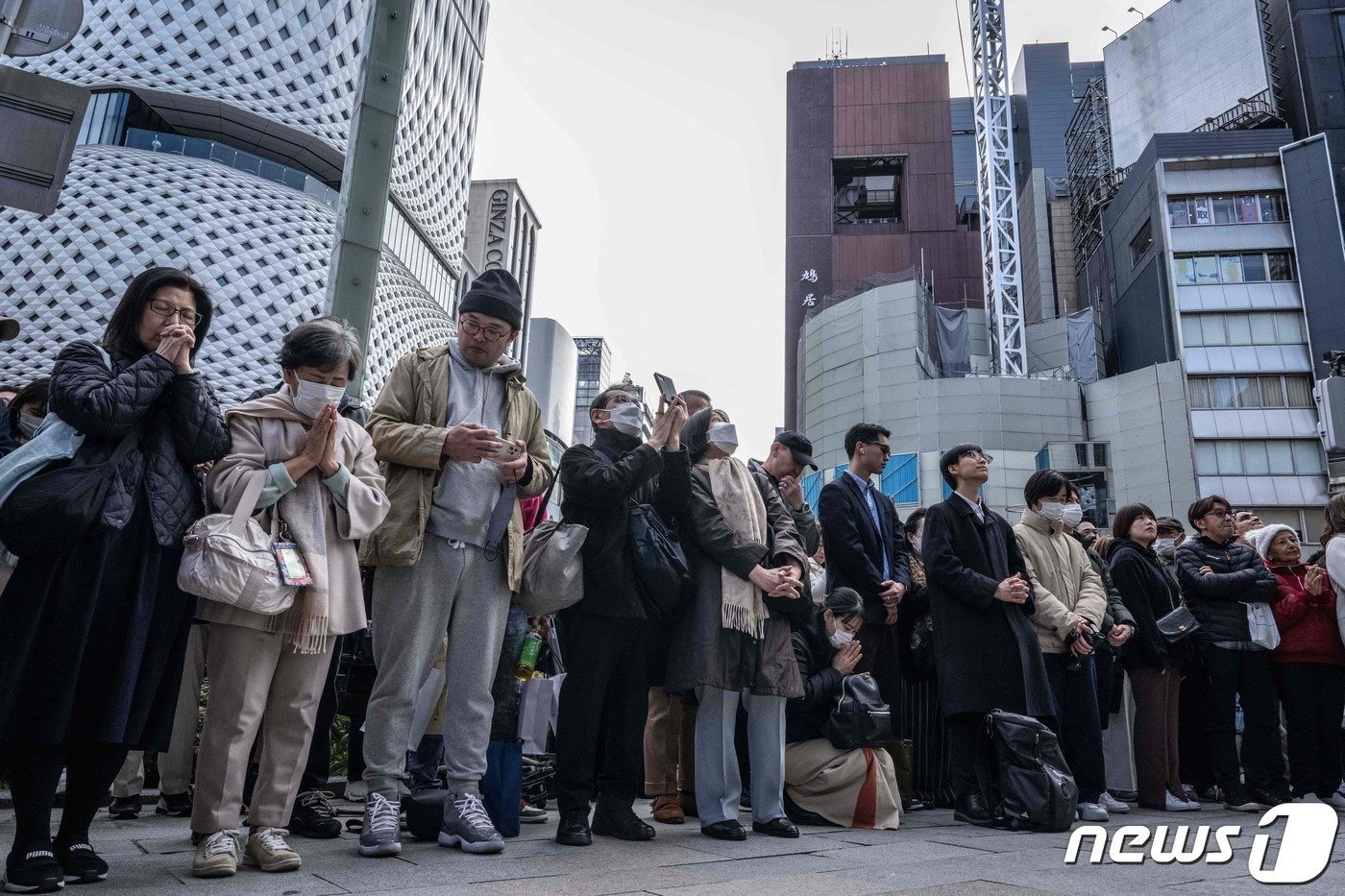 동일본대지진 13주기를 맞은 11일 일본 도쿄의 긴자 쇼핑가에서 사람들이 고개를 숙인 채 묵념을 하고 있다. 2024.03.11 ⓒ AFP=뉴스1 ⓒ News1 정지윤 기자