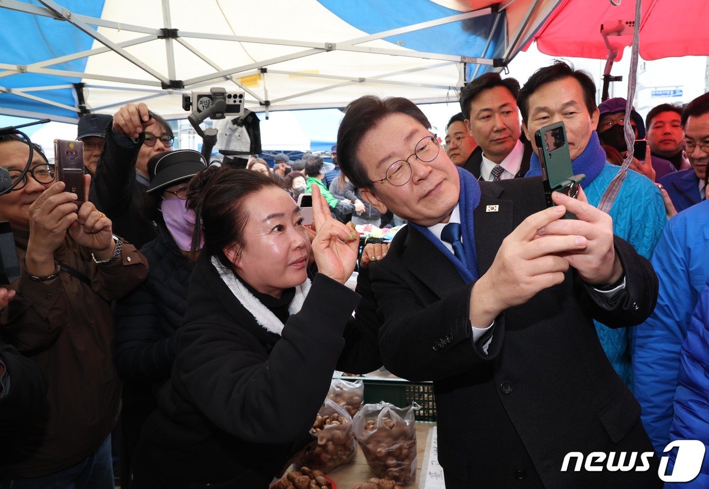 이재명 더불어민주당 대표가 11일 오후 충남 홍성군 홍성시장을 방문해 시민들과 셀카를 찍고 있다. &#40;공동취재&#41; 2024.3.11/뉴스1 ⓒ News1 임세영 기자