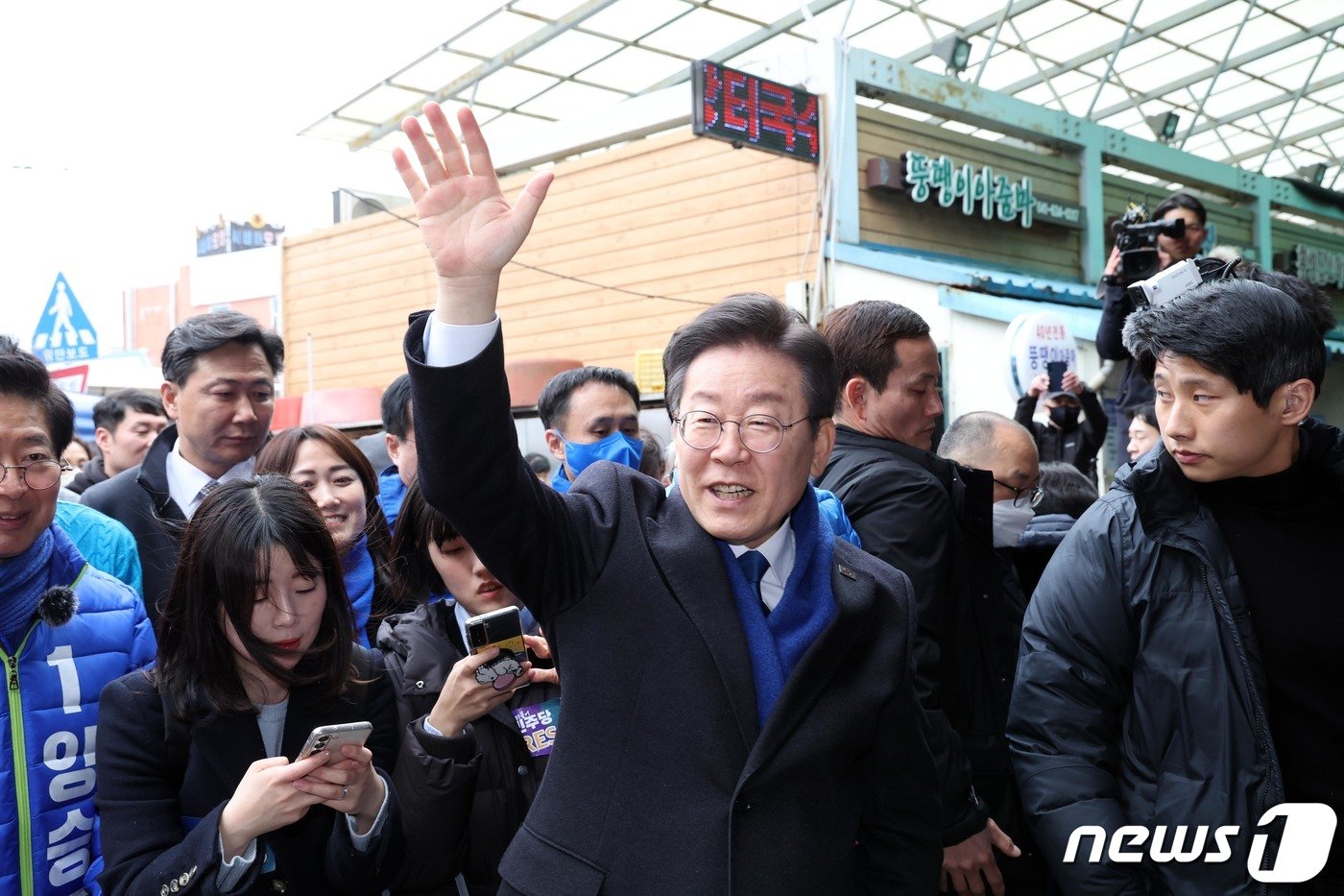 이재명 더불어민주당 대표가 11일 오후 충남 홍성군 홍성시장을 방문해 시민들에게 인사하고 있다. &#40;공동취재&#41; 2024.3.11/뉴스1 ⓒ News1 임세영 기자