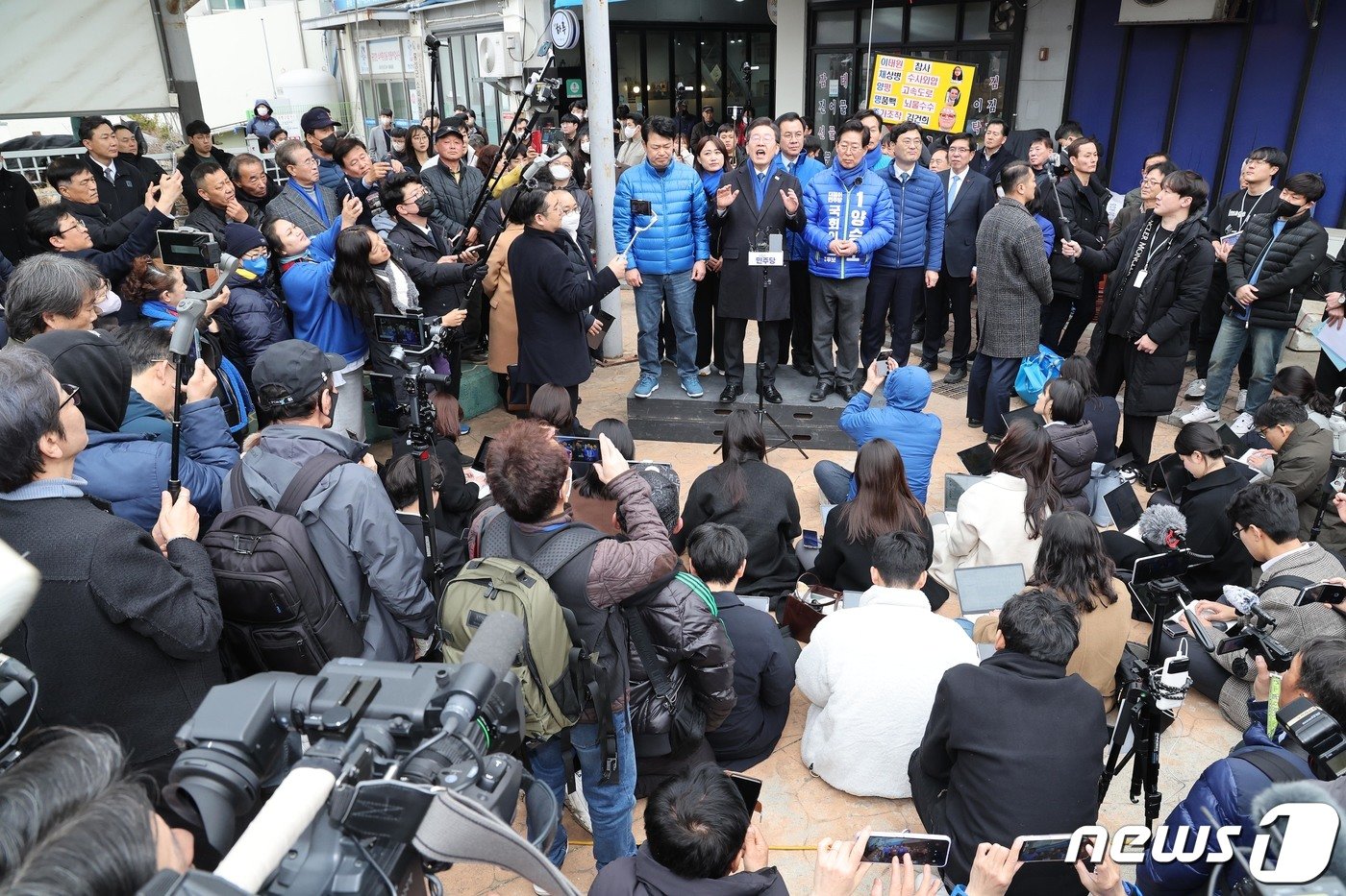 이재명 더불어민주당 대표가 11일 오후 충남 홍성군 홍성시장을 방문해 시민들에게 지지를 호소하고 있다. &#40;공동취재&#41; 2024.3.11/뉴스1 ⓒ News1 임세영 기자