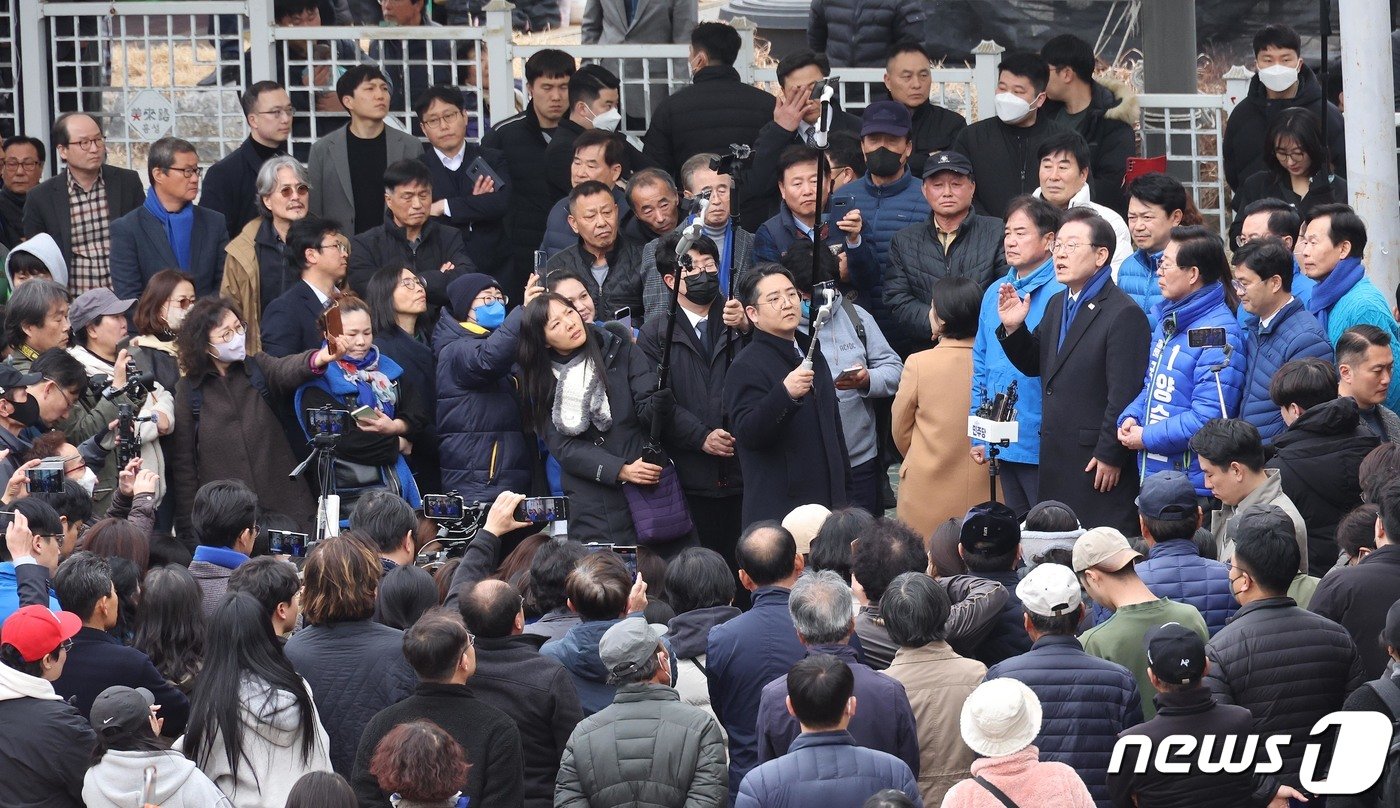 본문 이미지 - 이재명 더불어민주당 대표가 11일 오후 충남 홍성군 홍성시장을 방문해 시민들에게 지지를 호소하고 있다. (공동취재) 2024.3.11/뉴스1 ⓒ News1 임세영 기자