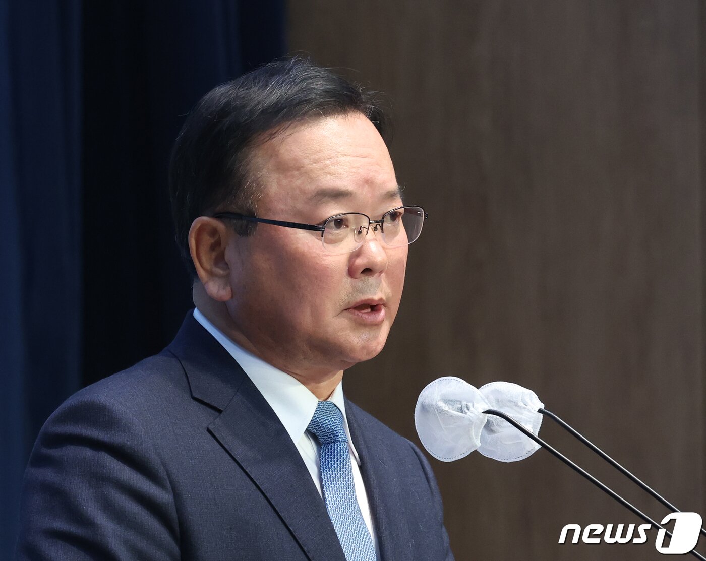 본문 이미지 - 김부겸 전 국무총리가 11일 오후 서울 여의도 국회 소통관에서 더불어민주당의 4·10 총선 선거대책위원회에 합류 기자회견을 하고 있다. 2024.3.11/뉴스1 ⓒ News1 송원영 기자