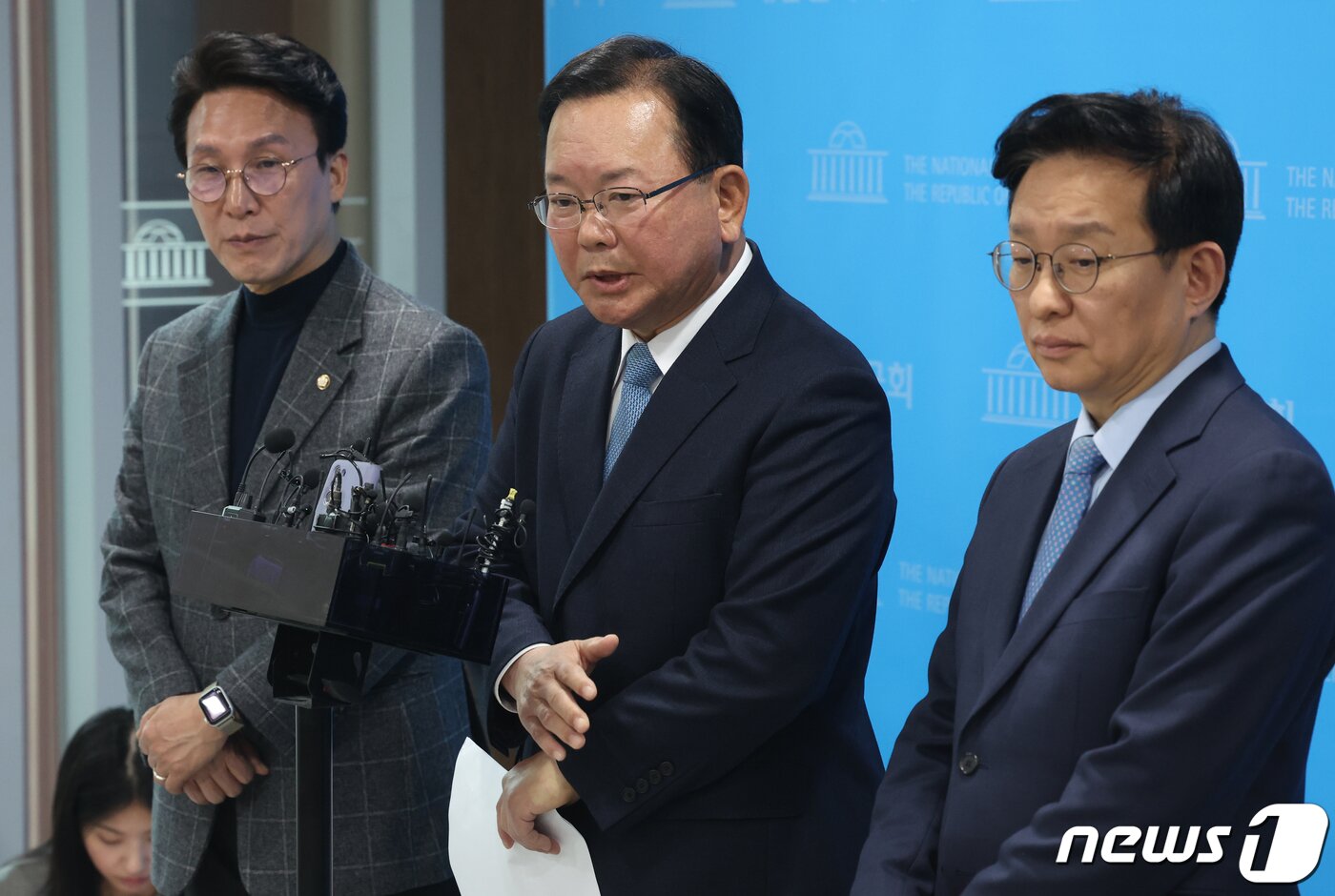 본문 이미지 - 김부겸 전 국무총리가 11일 오후 서울 여의도 국회 소통관에서 더불어민주당의 4·10 총선 선거대책위원회에 합류 기자회견을 마치고 취재진의 질문을 받고 있다. 2024.3.11/뉴스1 ⓒ News1 송원영 기자