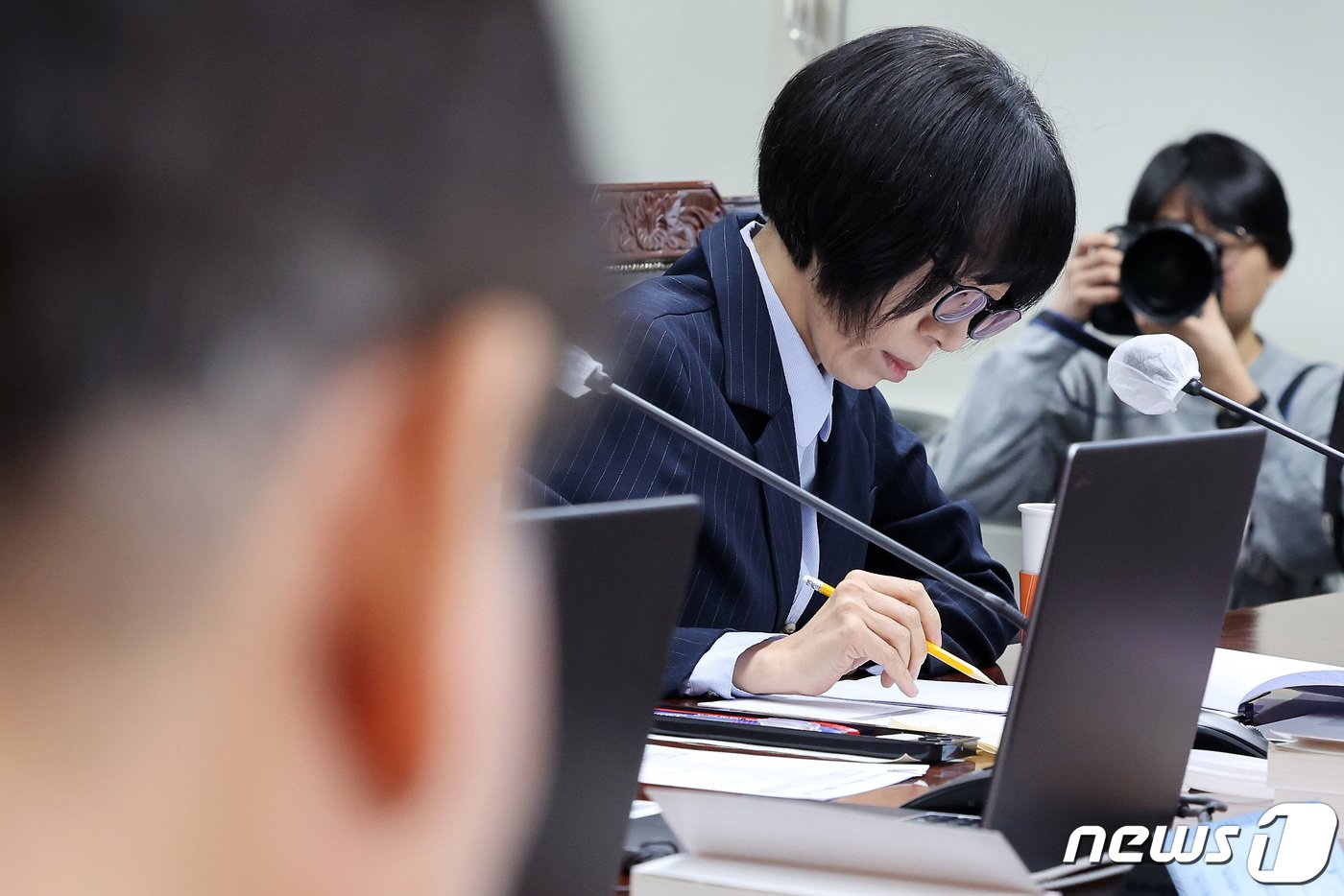 본문 이미지 - 법원에서 해촉 처분 집행정지 신청이 인용된 야권 추천 김유진 위원이 11일 오후 서울 양천구 방심위에서 열린 '2024년 제6차 방송통신심의위원회 정기회의'에 참석해 자료를 살펴보고 있다. 2024.3.11/뉴스1 ⓒ News1 이동해 기자